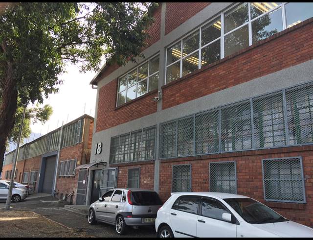 2,437M² WAREHOUSE RENTED IN KENILWORTH